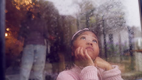 Niña-Triste-Evitando-A-Su-Madre-Enojada-Y-Gritando