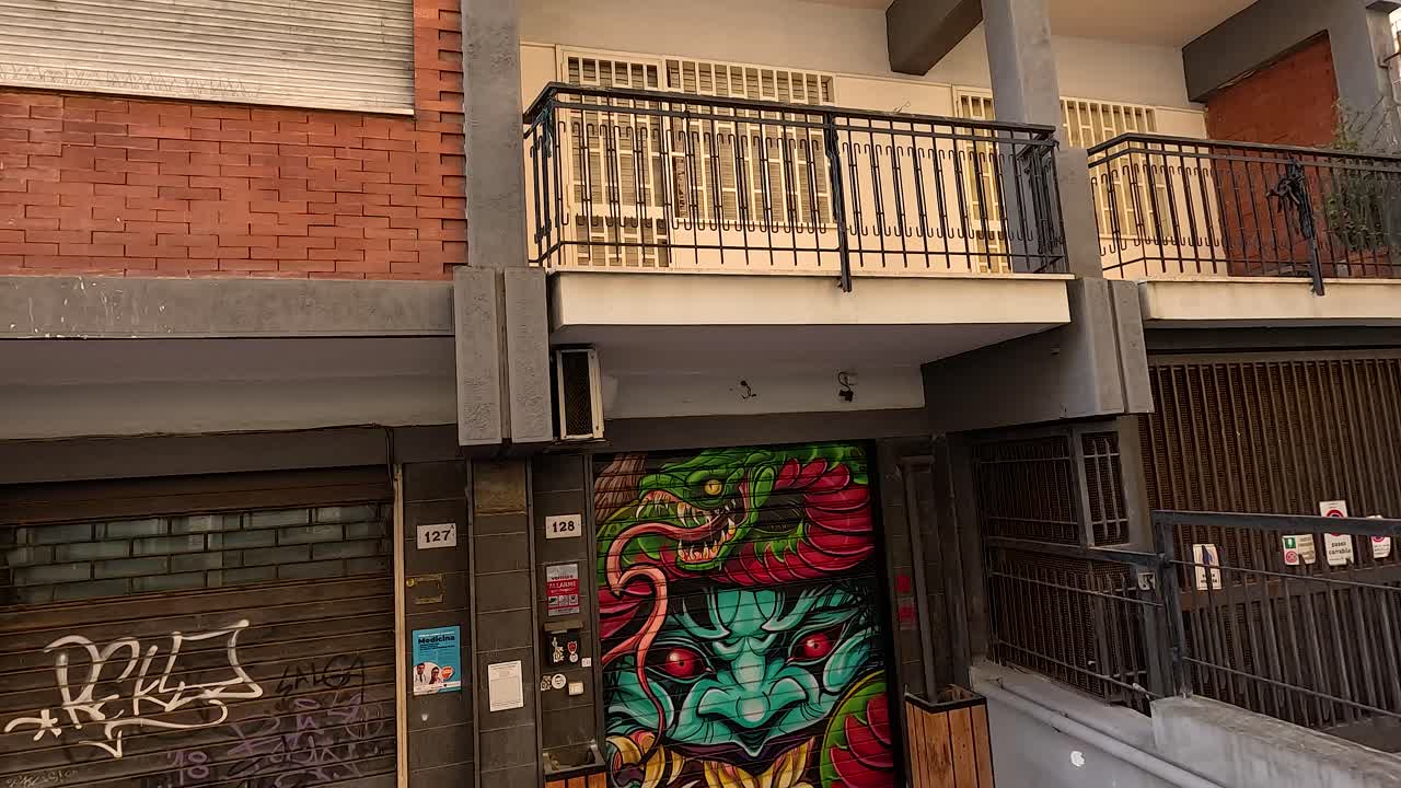 graffiti en la fachada de un edificio en nápoles, italia