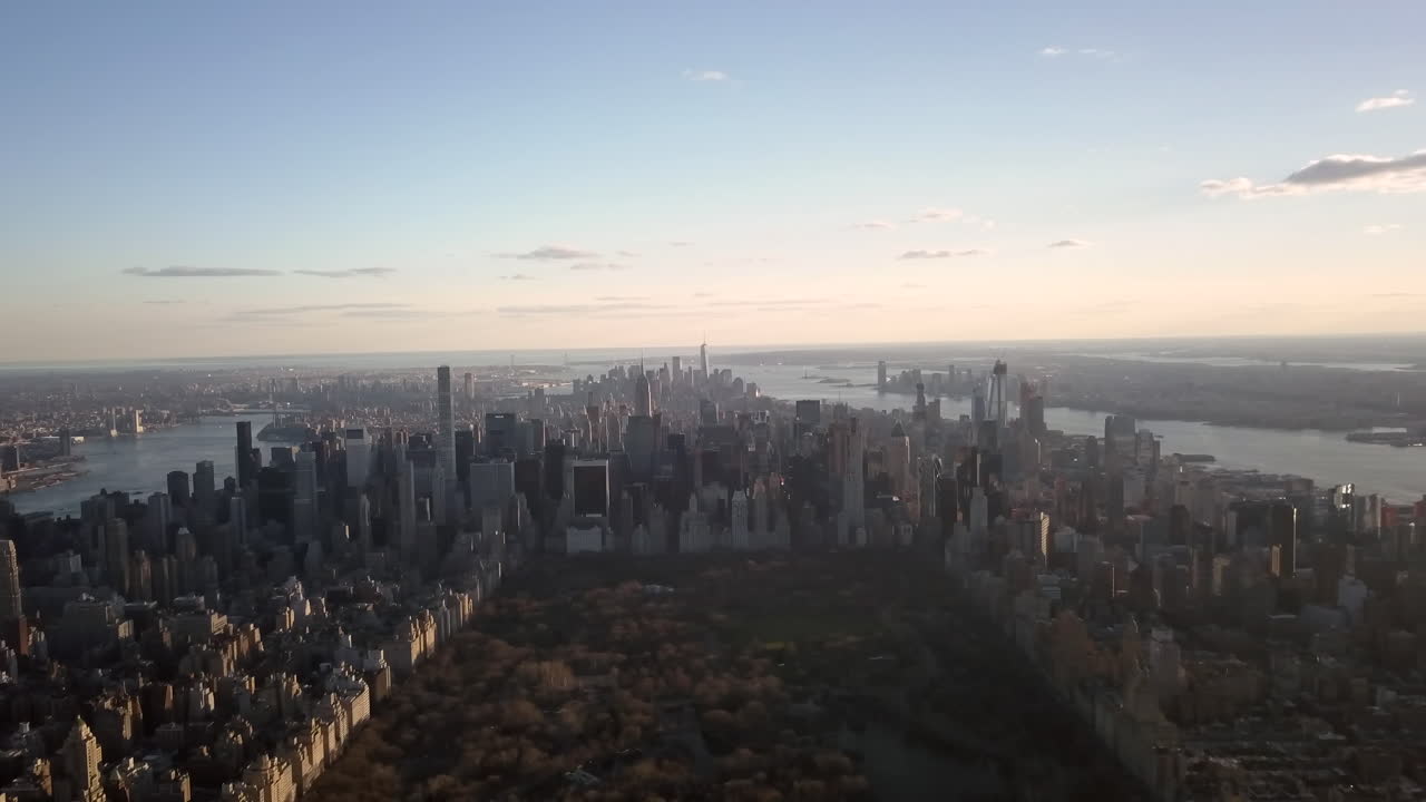 un buen día de atardecer con mi dron en central park en el parque más grande de la ciudad de nueva york