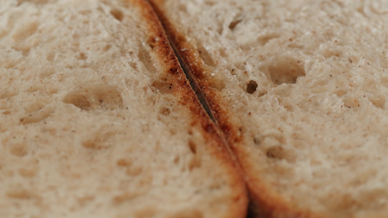preparando un sándwich tostado