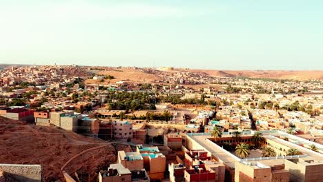 obtenga una vista panorámica de las calles sinuosas, la arquitectura única y la comunidad vibrante de beni isguen en este video panorámico