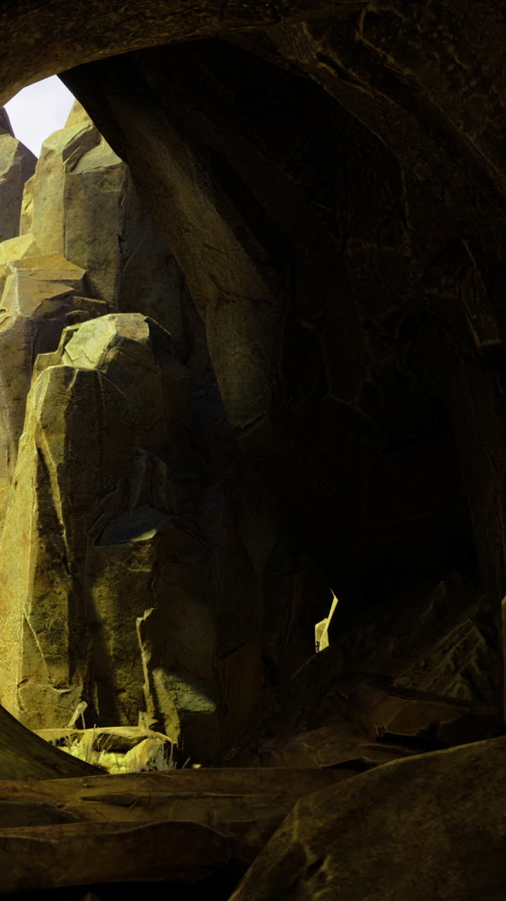 Ingresso di una grotta con grandi formazioni rocciose e luce che filtra a mezzogiorno.