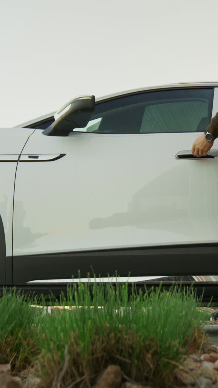 persona saliendo de un suv blanco