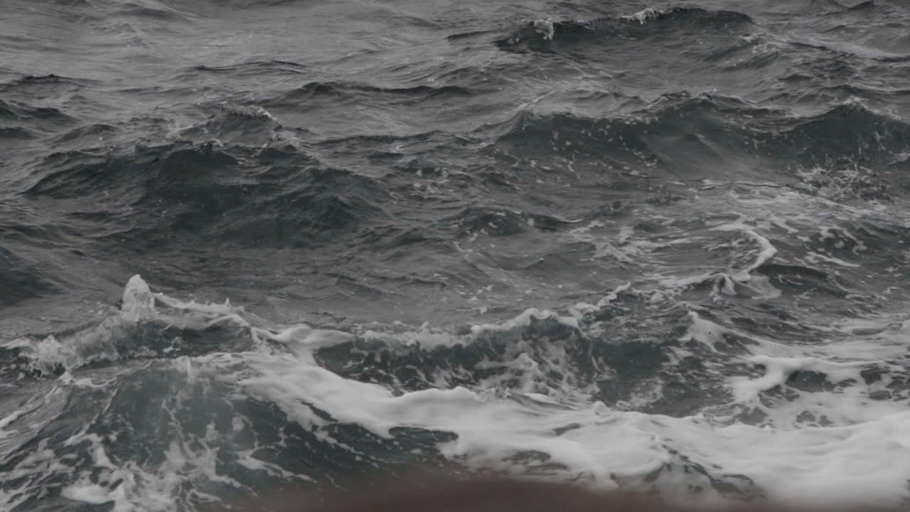 조수 lofoten 노르웨이와 함께 상승하는 북극해 야생 파도