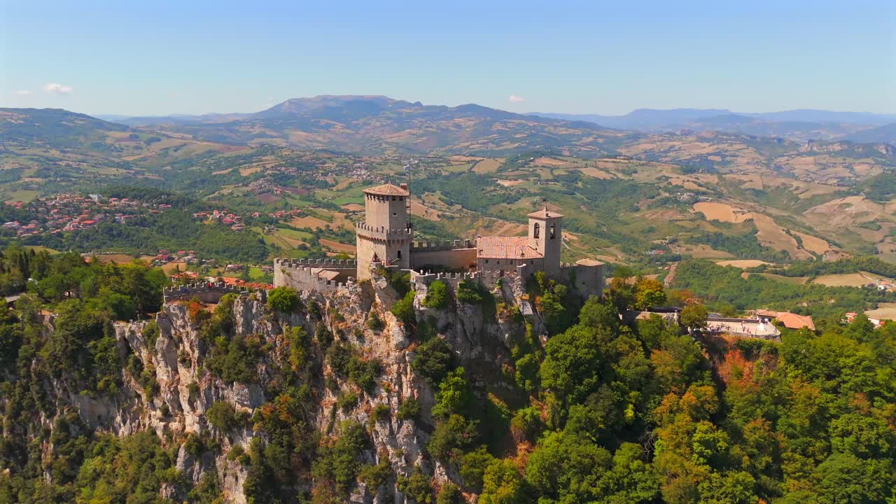 Drone footage showcases the timeless beauty of San Marino’s castles, set against breathtaking landscapes and dramatic mountain scenery.