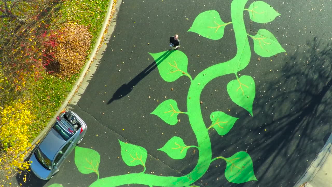 уникальная восходящая антенна над районом, где улица нарисована в виде большого цветка