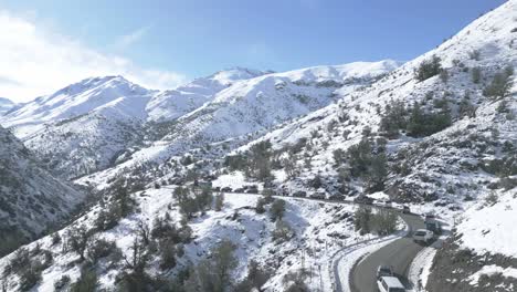 camino a farellones en las montañas de los andes, chile