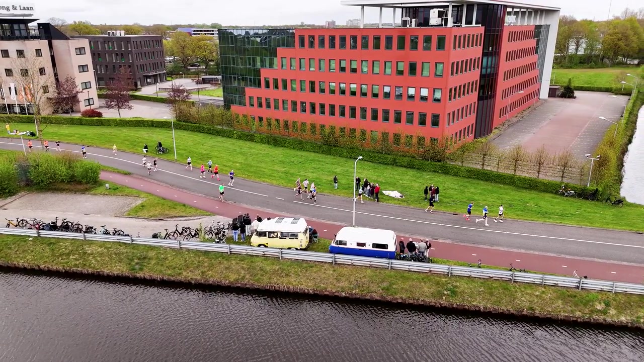 Løpere som deltar i et maraton langs en kanal