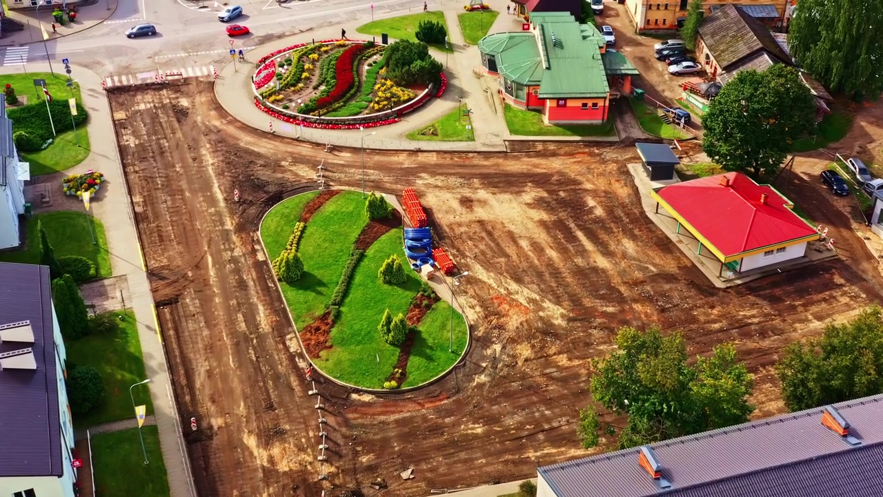 Stadsvernieuwingsproject dat nieuwe openbare ruimte met weg en bloembedden reconstrueert, luchtfoto