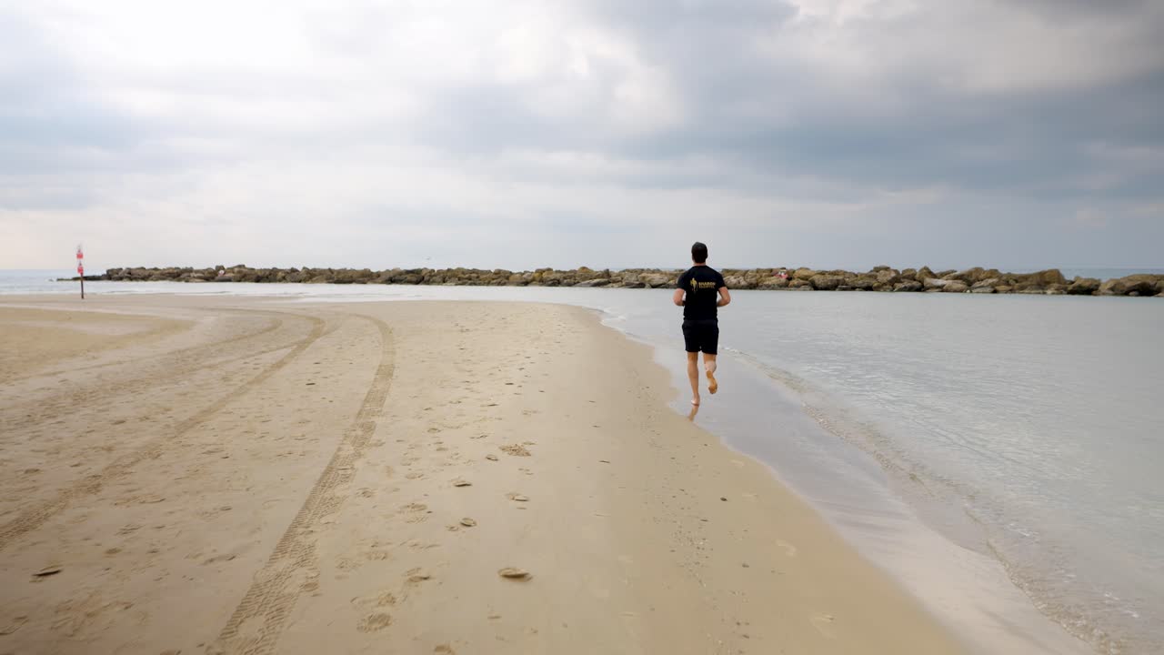 trotar en la orilla del mar, cámara lenta