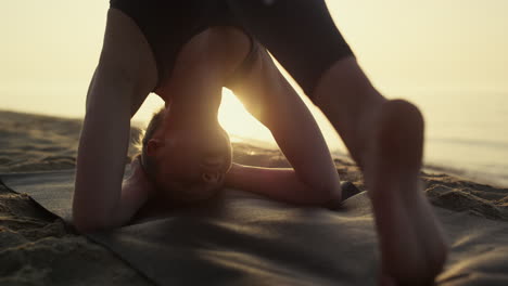 Yogi-Frau-Steht-Am-Kopf-Und-übt-Shirshasana-Am-Sommerabend-Aus-Nächster-Nähe.