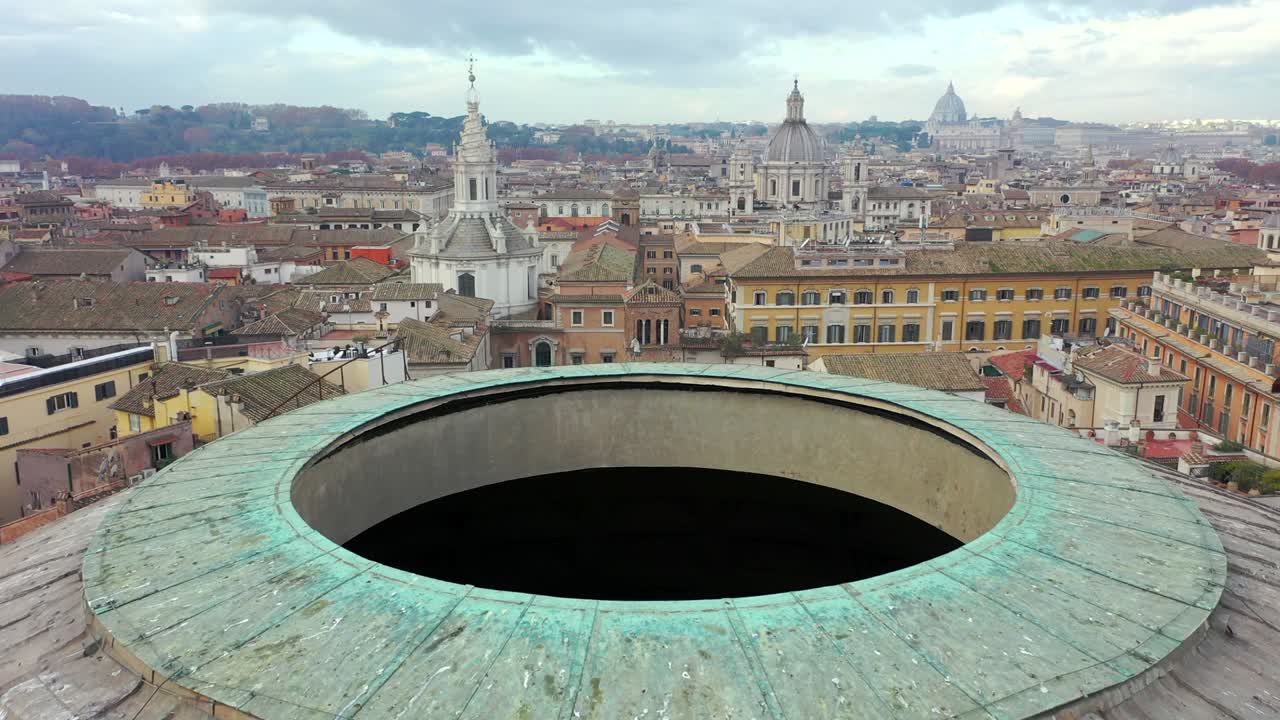 고대 로마의 모든 신들을 위한 성전으로 지어졌고, 기원후 126년경에 황제 하드리아누스에 의해 재건되었다.