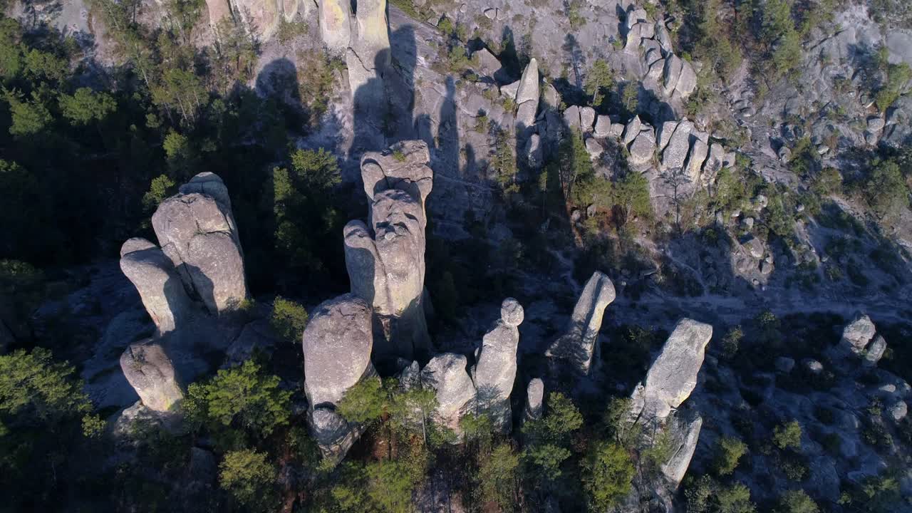 снимок с воздуха скальных образований в долине эль-де-лос-мониес, район медного каньона, штат чиуауа
