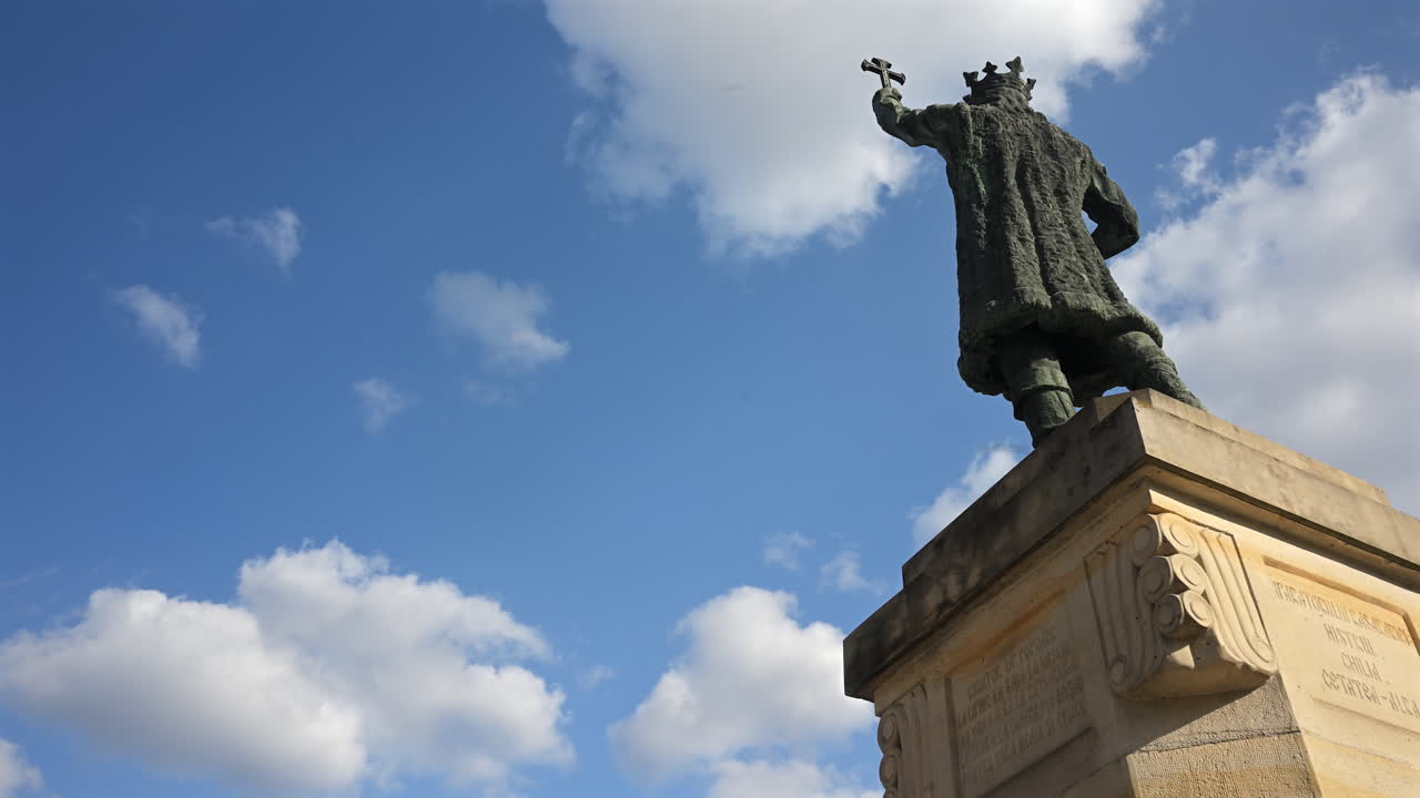 Chisinau, Moldavia - 18 marzo 2026: Vista dal basso della storica statua di Stefano il Grande a Chisinau, Moldavia, contro un cielo azzurro e nuvole