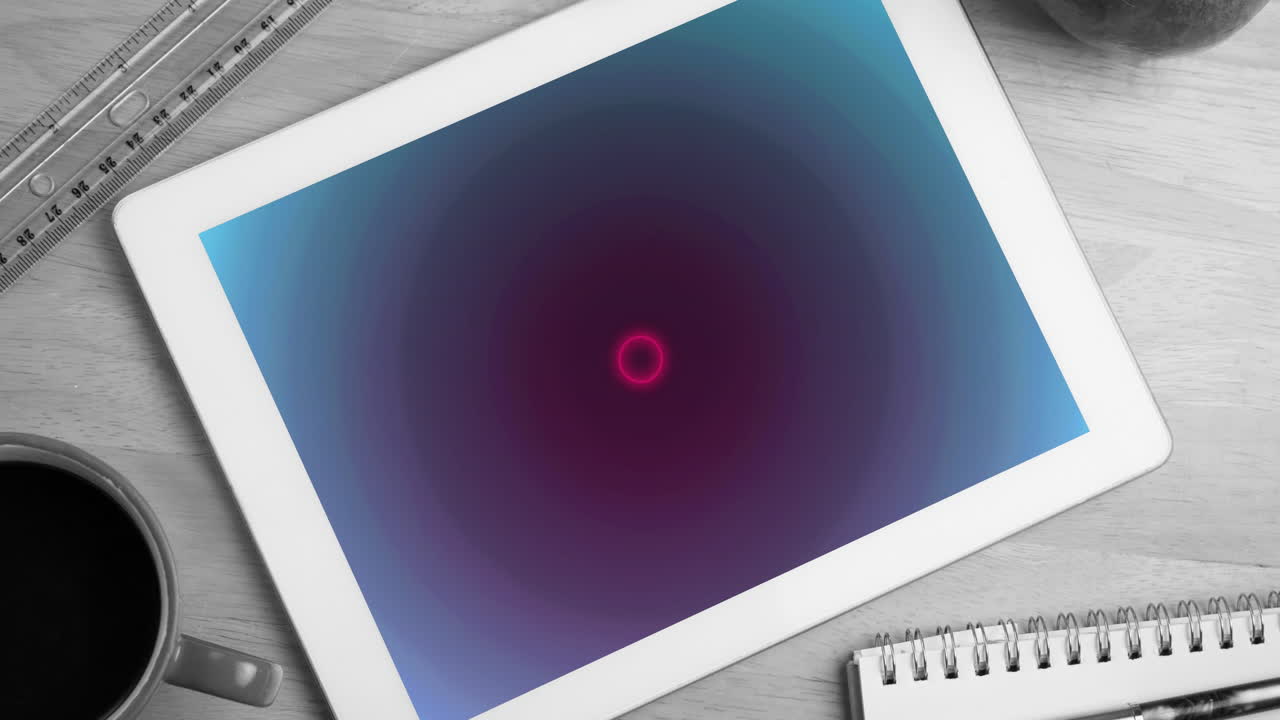 animación de una tableta con círculos de neón que se mueven en la pantalla en el escritorio.