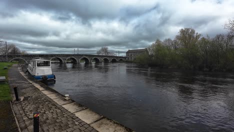 Kilkenny-El-Río-Barrow-Que-Fluye-A-Través-De-La-Pintoresca-Aldea-Rural-De-Goresbridge