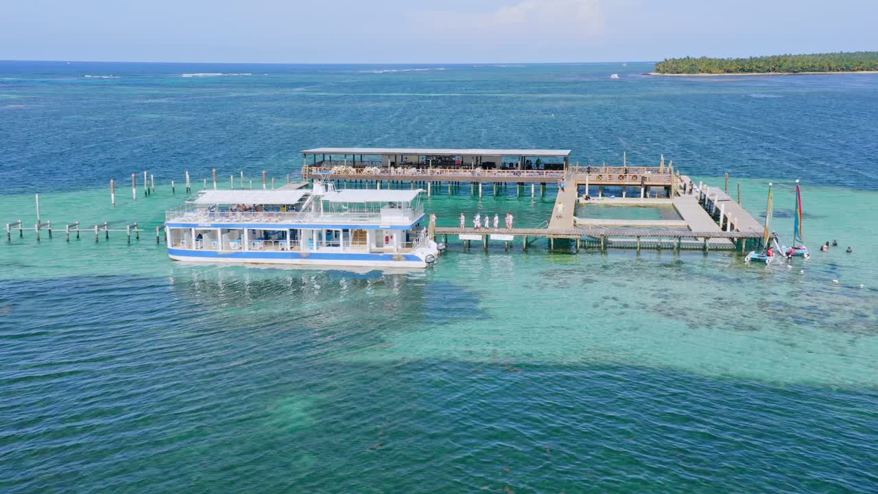 도미니카 공화국 푼타 카나에 있는 해양 모험 공원에서 보드워크를 걷고 있는 관광객들