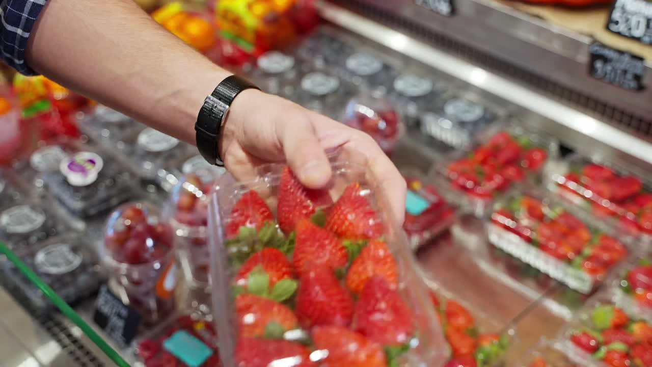 Acquisto di frutti di bosco freschi al supermercato