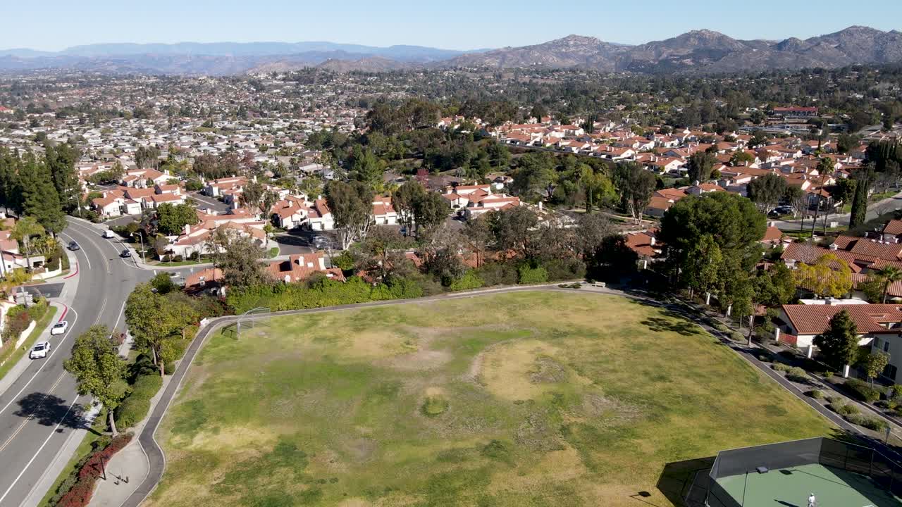 vista aérea sobre la cancha de tenis en el parque comunitario y la calle en el suburbio del norte de san diego, california