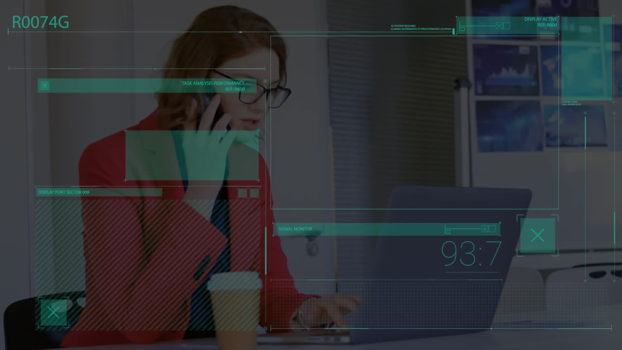 animación de procesamiento de datos sobre una mujer de negocios caucásica usando portátil y teléfono inteligente