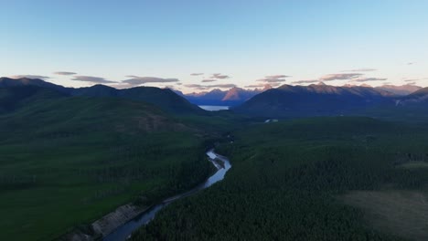 Panorama-Del-Río-Flathead-Y-El-Lago-Cerca-Del-Parque-Nacional-De-Los-Glaciares-En-Montana,-Ee.uu.