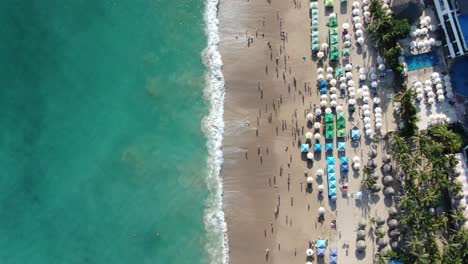 Toma-Aérea-De-Una-Playa-En-Acapulco-Mexico