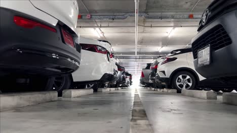 estacionamiento subterráneo con automóviles