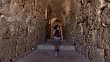 Abenteurer-Zu-Fuß-Durch-Das-Alte-Kolosseum,-Jerash,-Jordanien,-Weitwinkel,-Reiseaufnahme