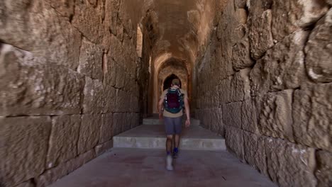 aventurero caminando por el antiguo coliseo, jerash, jordan, gran angular, tiro de viaje