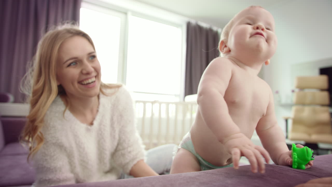 사랑스러운 아기가 는 법을 배우고 있습니다.