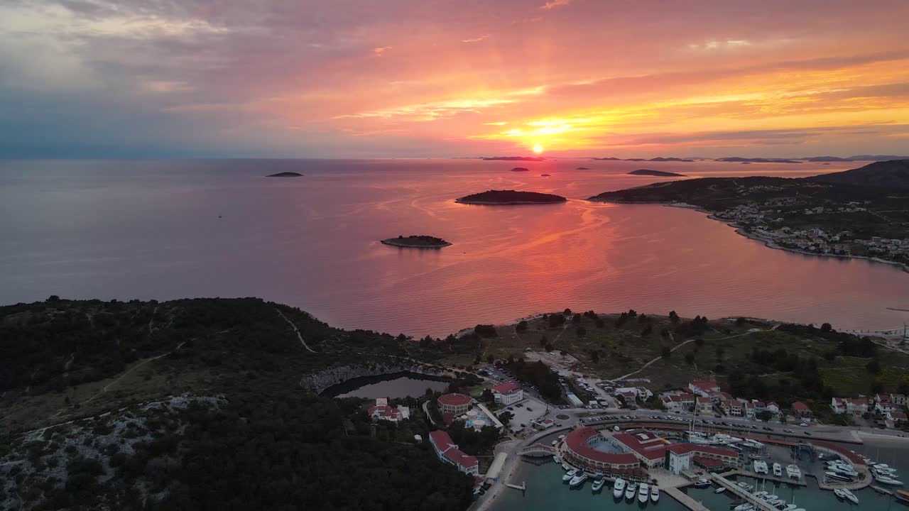 rogoznica의 용의 눈 호수는 크로아티아 아드리아 해에 다시 있습니다.