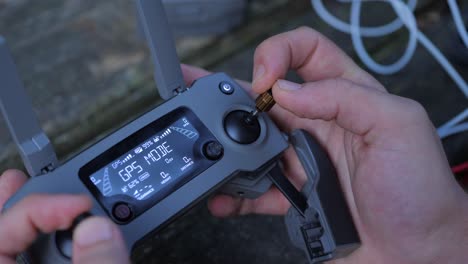 mano usando controlador de avión no tripulado con señal que muestra listo para ir, modo gps, primer plano