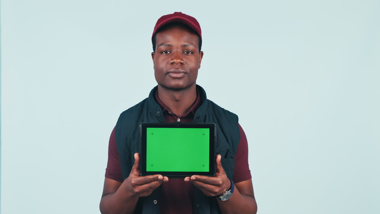 hombre, tableta y pantalla verde para el marketing feliz