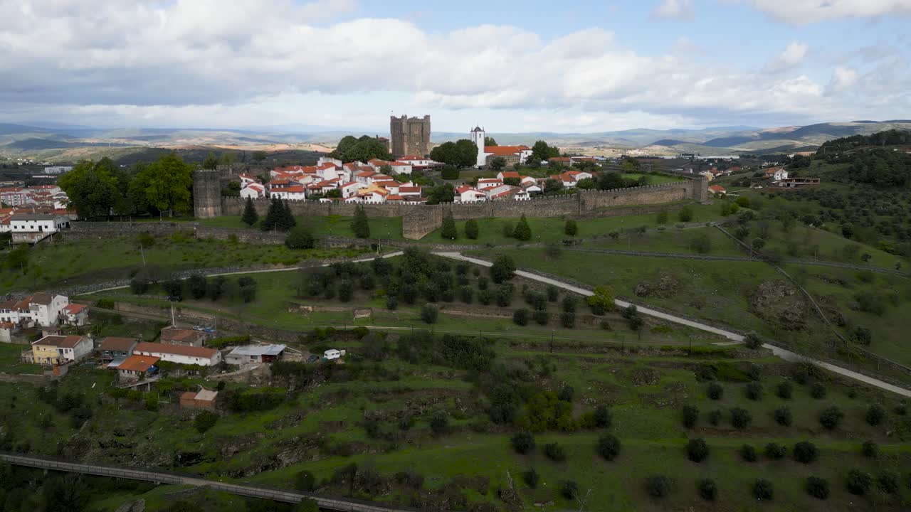 drone empujó a las paredes de la fortaleza del castillo medieval en el centro histórico de la ciudad de braganza, portugal