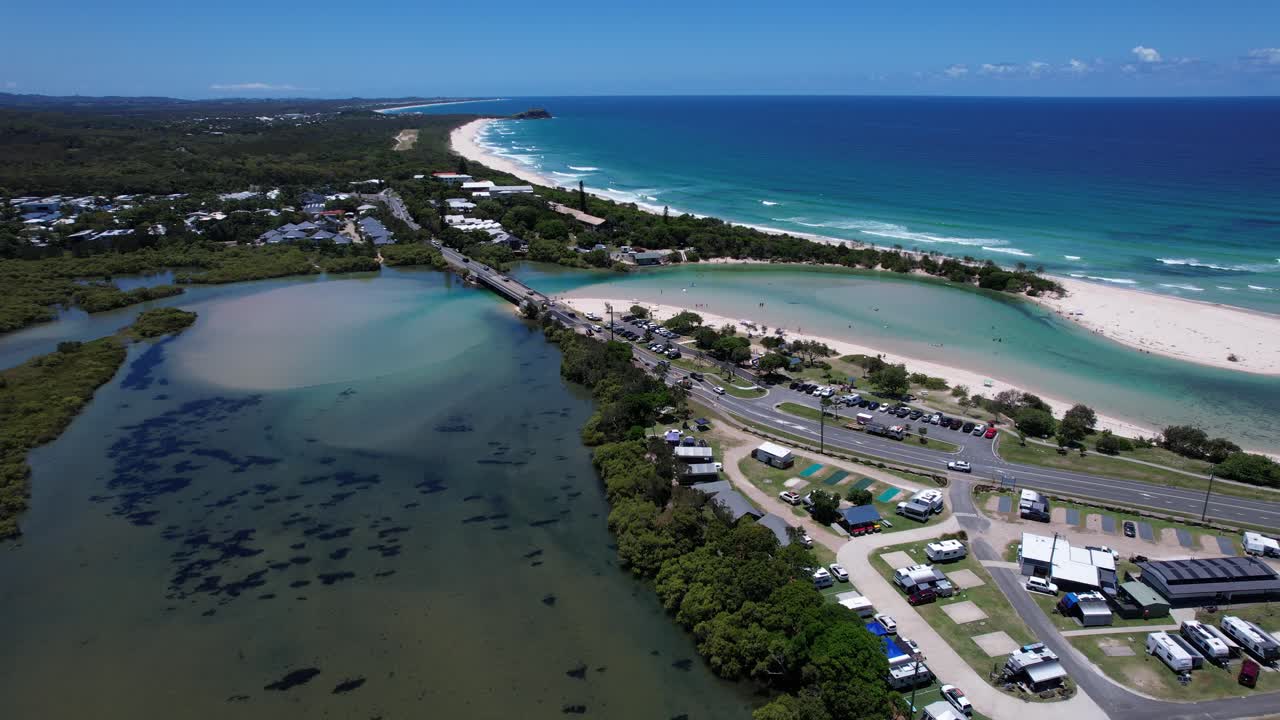 Rauhallinen merenrantakohde, Tweed Holiday Parks Hastings Point Uuden Etelä-Walesin pohjoisrannikolla, Australiassa. Ilmakuva.