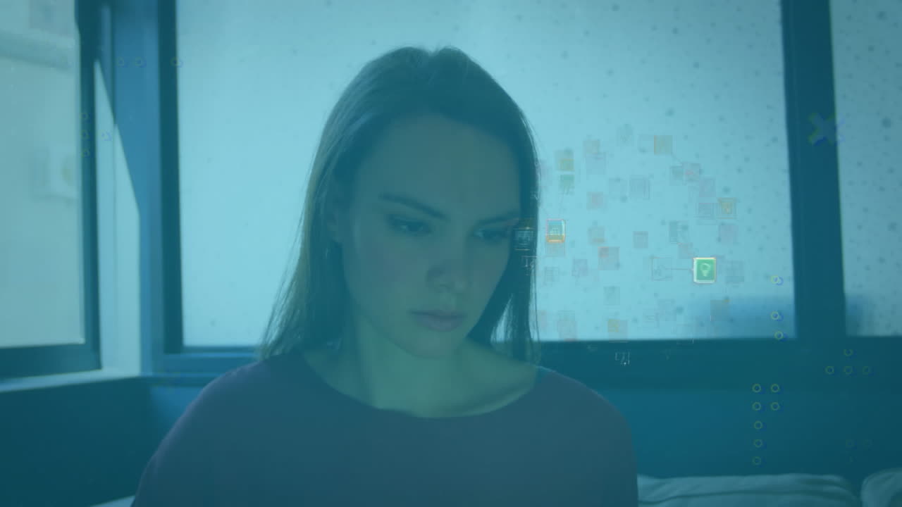 animación de una red de conexiones e iconos de medios sobre una mujer de negocios en un escritorio usando una computadora