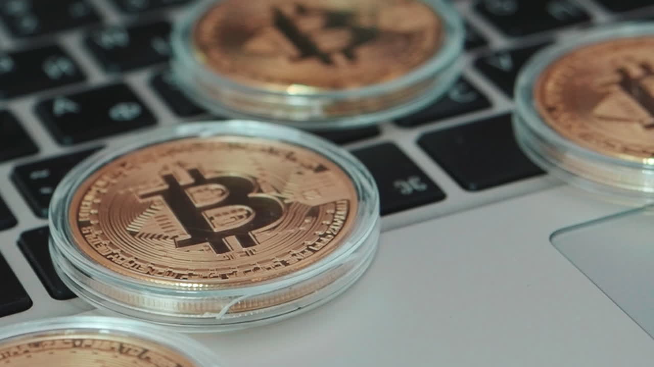 노트북 키보드에서 비트코인 동전