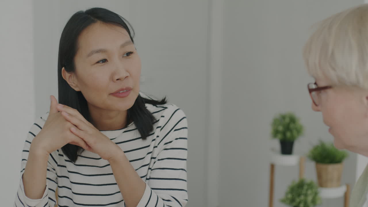 두 여성 사이의 대화