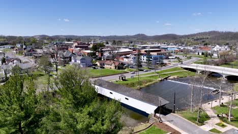 Überdachte-Brücke-Im-Luftorbit-In-Elizabethton,-Tennessee