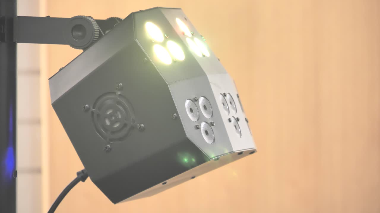 장소 이벤트 기능 영역을 밝히기 위해 다채로운 디스코 조명