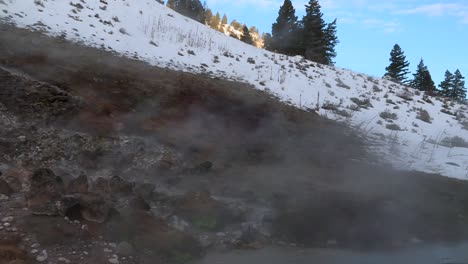 colina nevada con niebla al amanecer en el bosque nacional de boise en boise, idaho