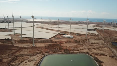 fantástica toma en órbita de drones de aerogeneradores en un parque eólico en la isla de gran canaria, islas canarias