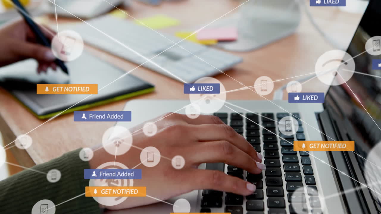 manos escribiendo en el teclado de la computadora portátil con notificaciones de redes sociales animación más