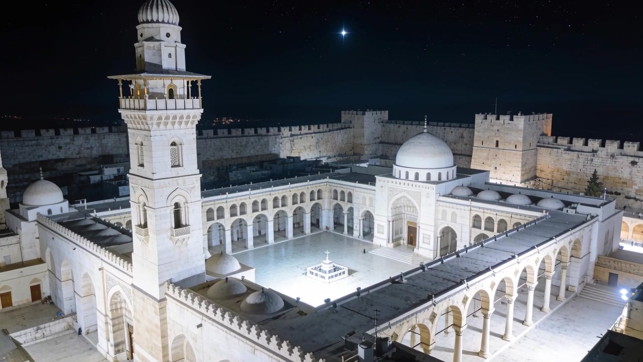 Drone in volo stazionario che mantiene la moschea centrata di notte, mentre cattura minareto, cupola, fontana, colonnati