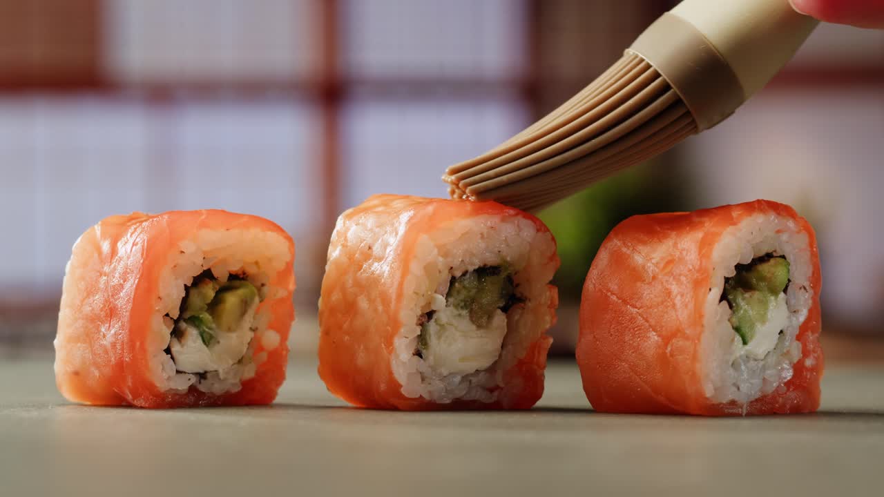 sushi con salmón, aguacate y queso crema