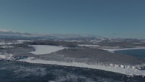 Toma-Aérea-De-La-Costa-Cubierta-De-Nieve-Invernal-En-Hokkaido