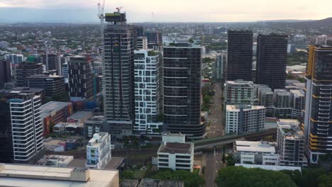 vista aérea panorámica del recinto cultural del sur de brisbane que captura la vía férrea que conduce a la estación, con el centro de convenciones y exposiciones de brisbane, los parques de la ribera sur del río