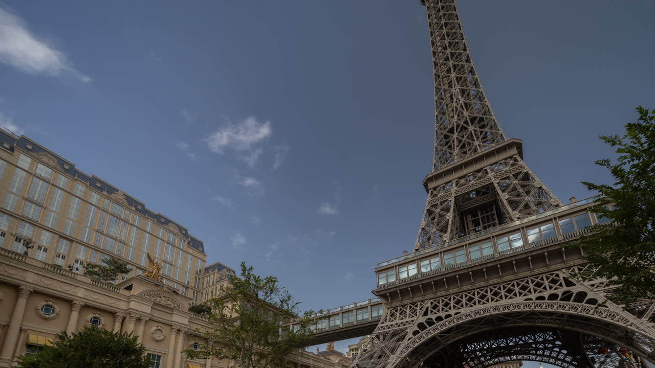 Timelapse della replica della Torre Eiffel e dell'edificio del resort sotto un cielo blu