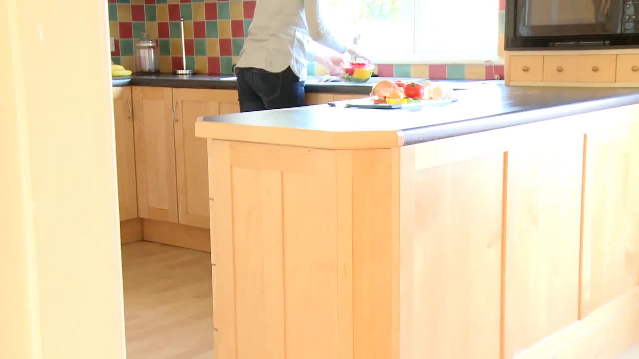 mujer morena enjuagando verduras