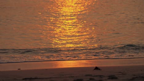 Kleine-Wellen-Am-Strand-Bei-Sonnenuntergang,-Thailand,-Asien